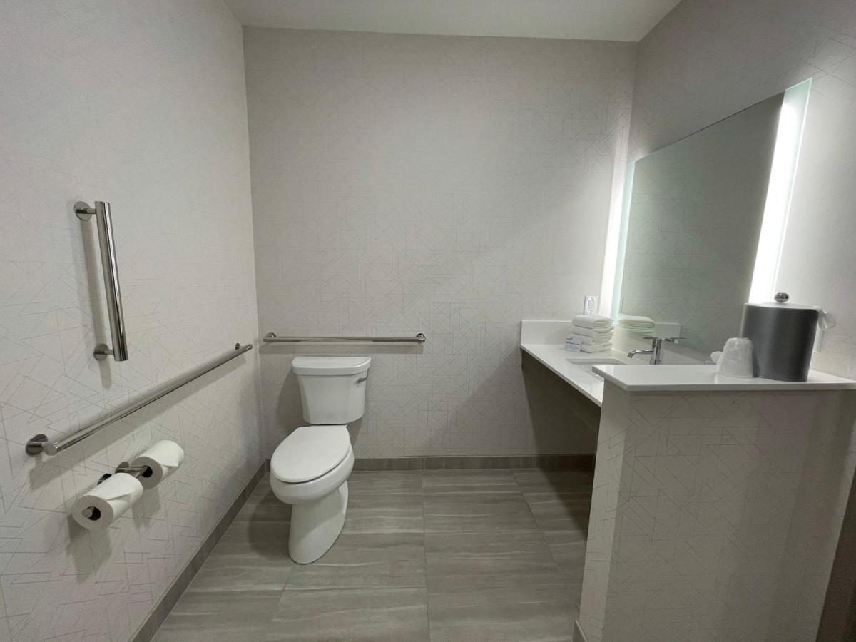 King Suite - Mobility Accessible/Non-Smoking at Holiday Inn Express & Suites Ft. Smith Airport by IHG