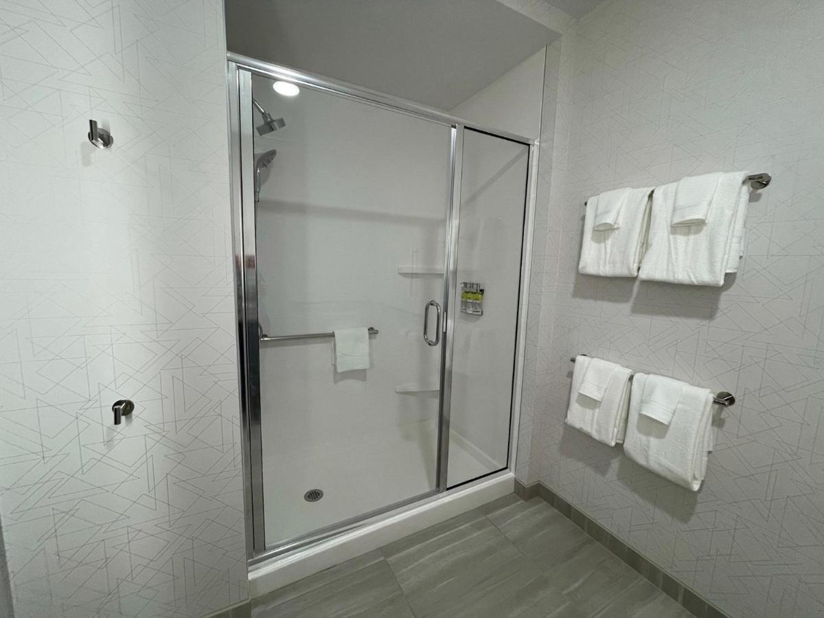 King Suite - Mobility Accessible/Non-Smoking at Holiday Inn Express & Suites Ft. Smith Airport by IHG