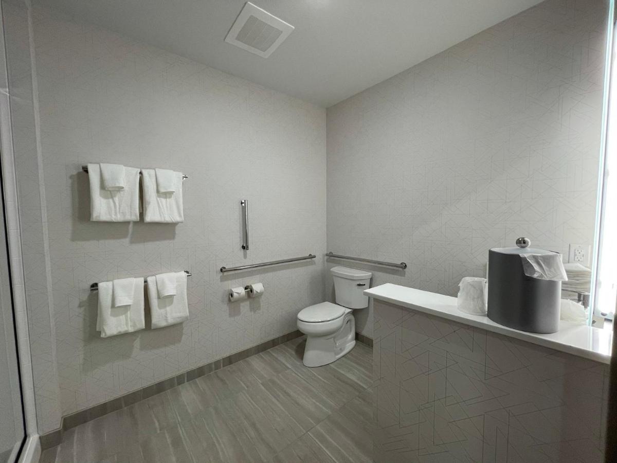 King Suite - Mobility Accessible/Non-Smoking at Holiday Inn Express & Suites Ft. Smith Airport by IHG