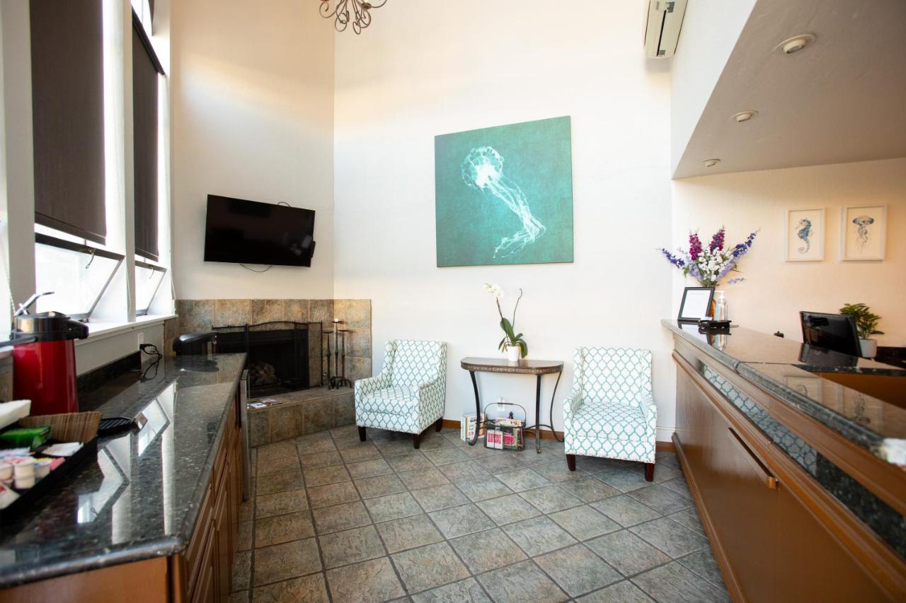 | Munras Inn