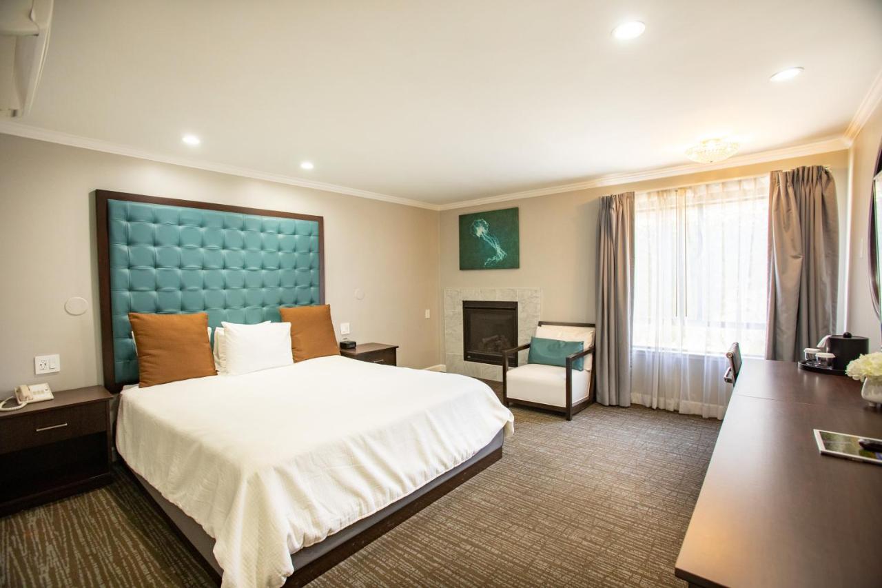 King Room with Fireplace at Munras Inn
