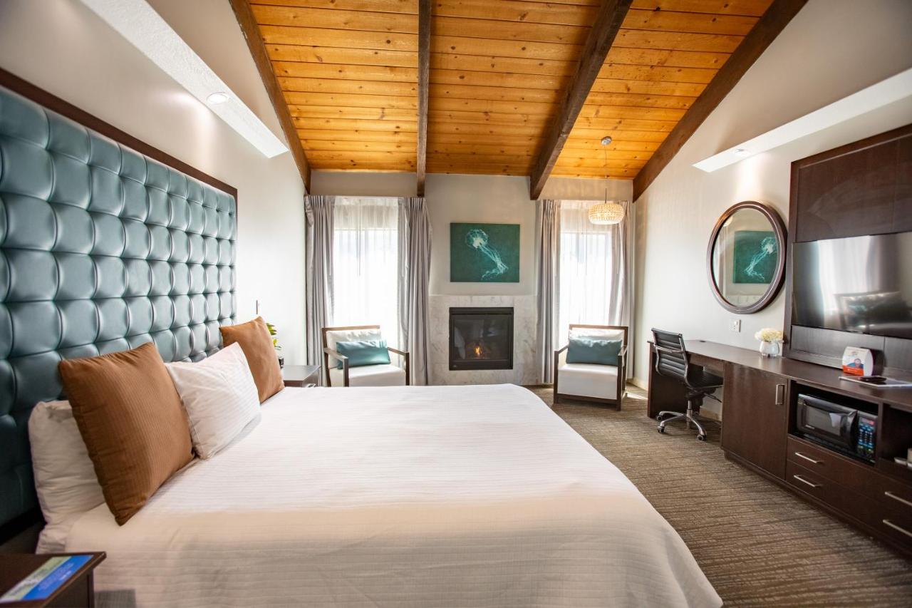 Deluxe King Room at Munras Inn