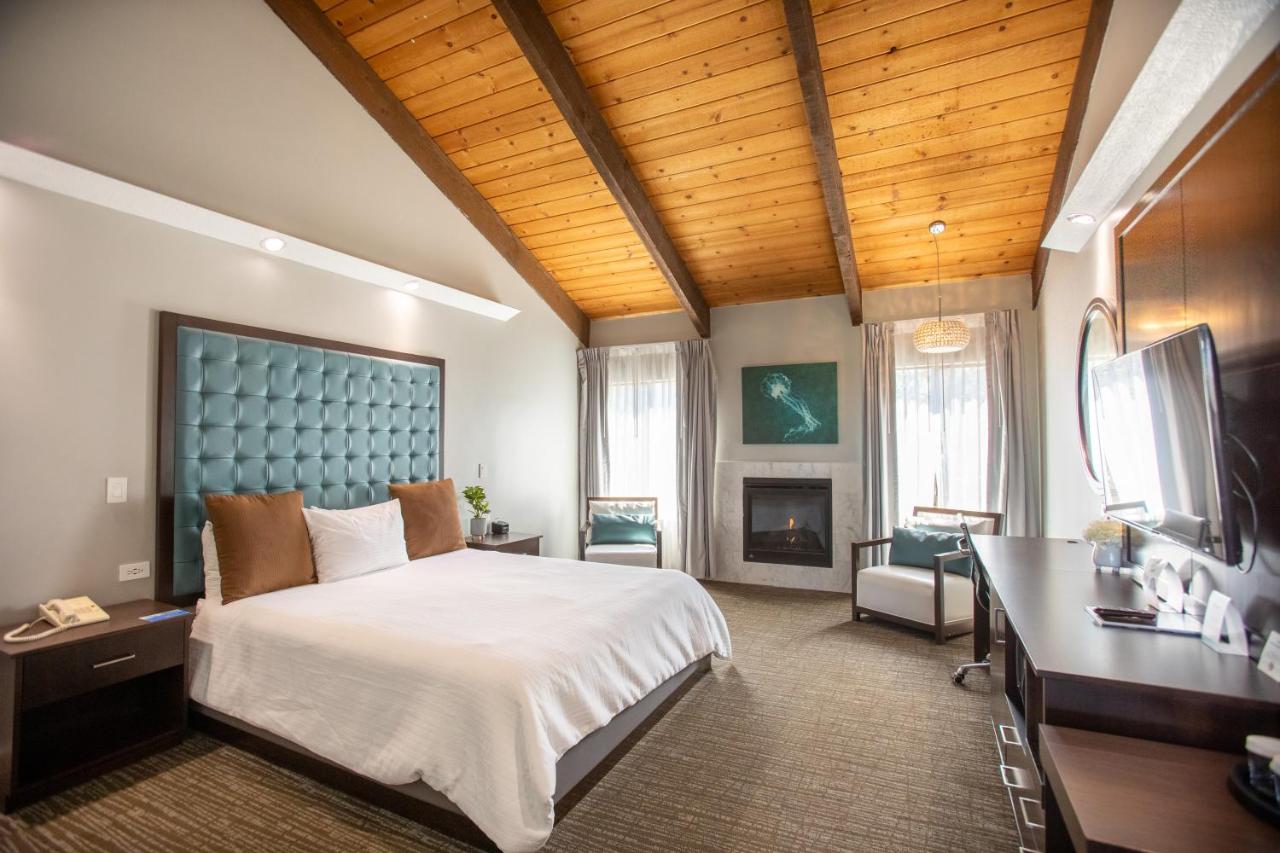 Deluxe King Room at Munras Inn