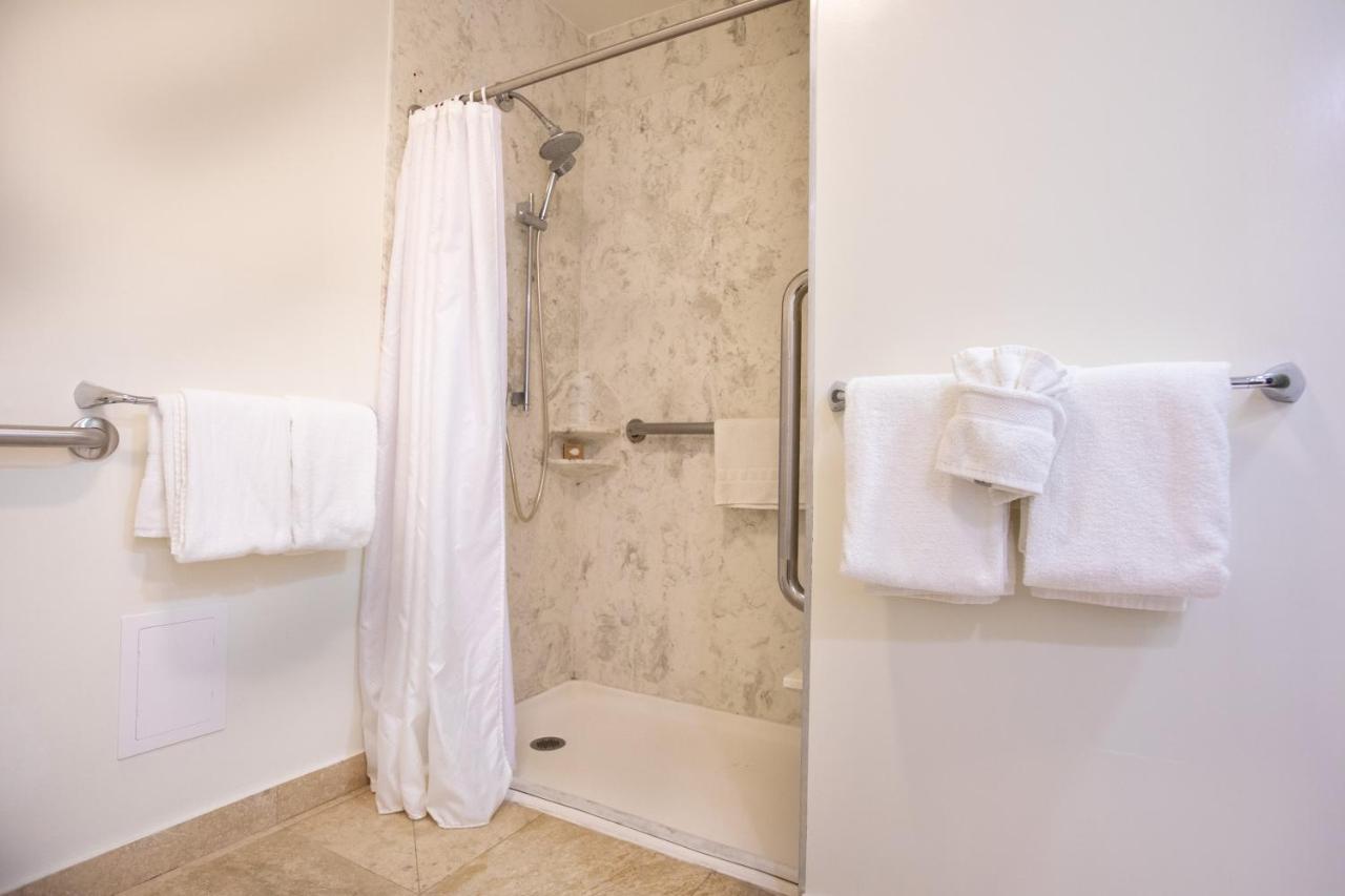 Queen Room with Two Queen Beds - Disability Access at Munras Inn