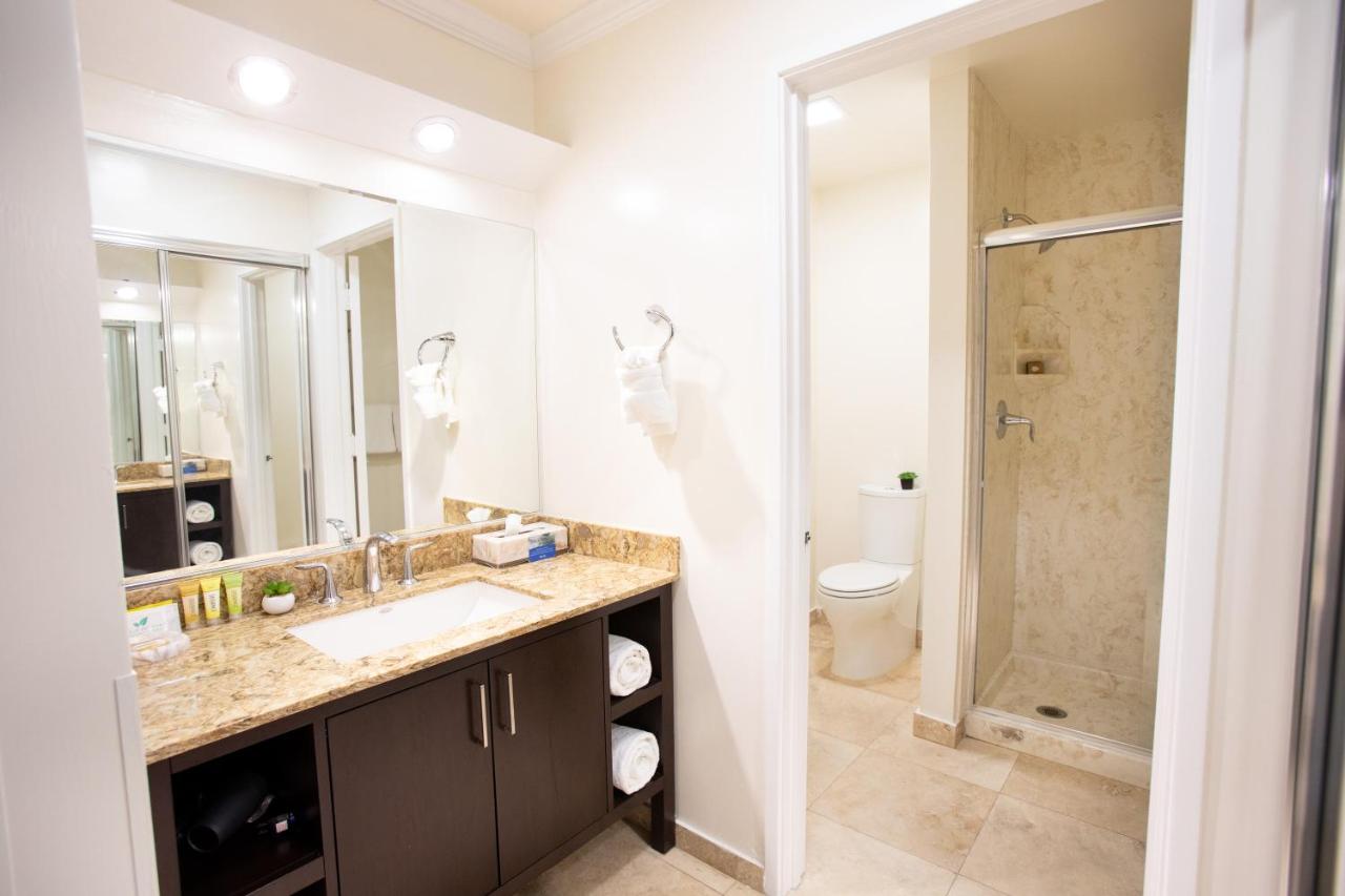 Deluxe Room with 2 queen beds at Munras Inn