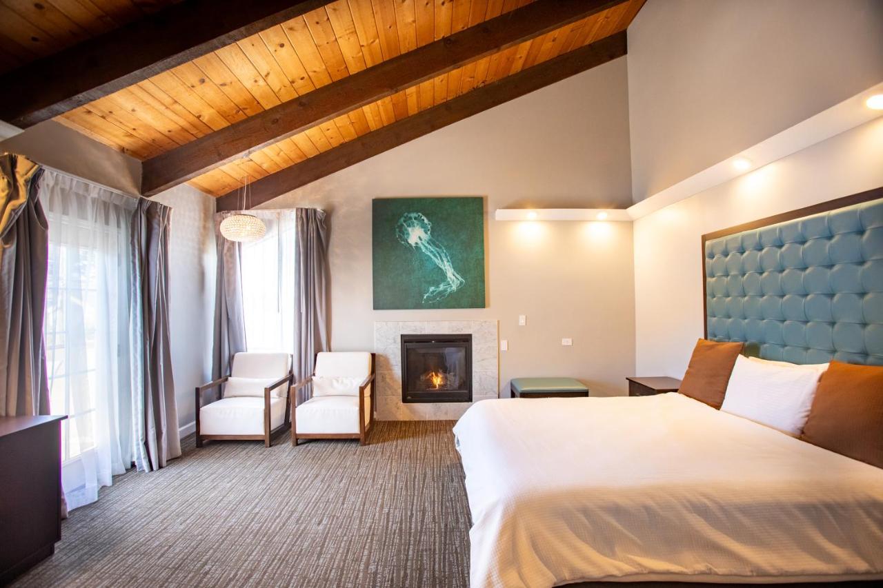 Deluxe King Room with Balcony at Munras Inn