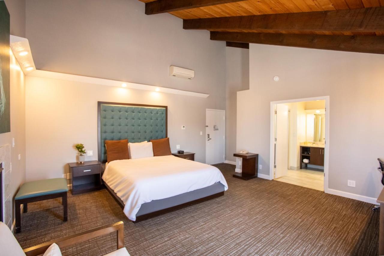 | Munras Inn