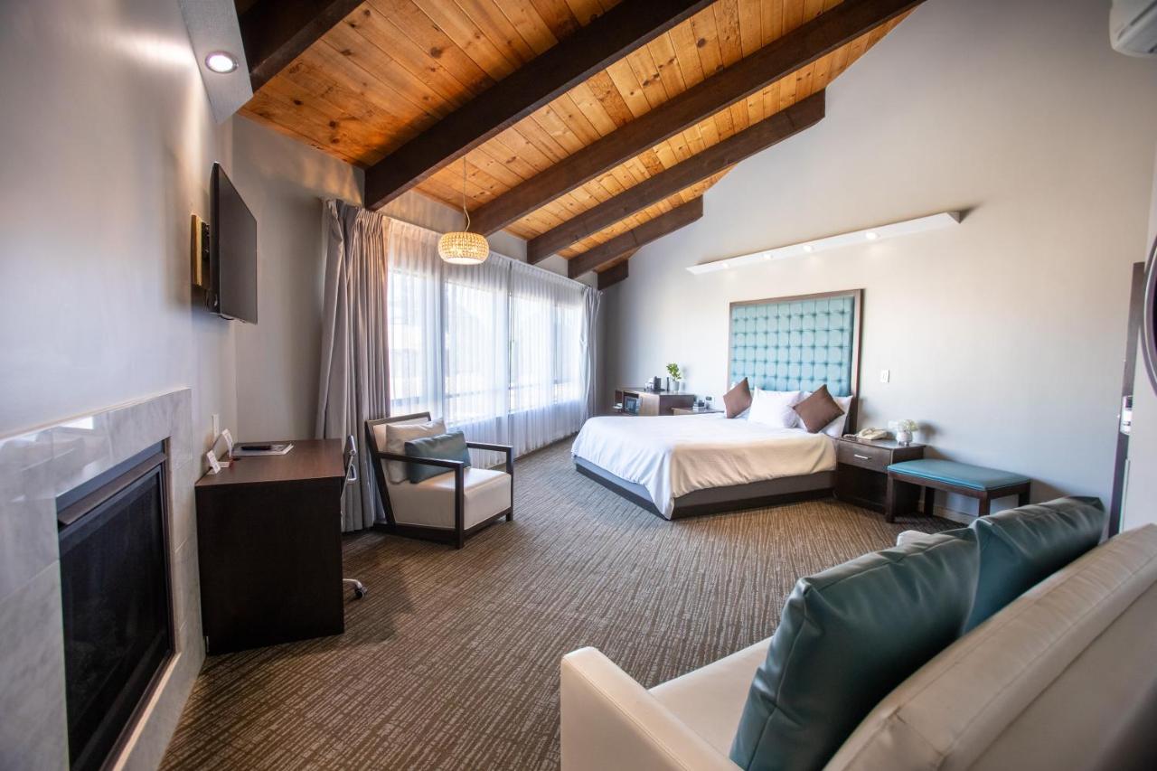 Deluxe Family Room at Munras Inn