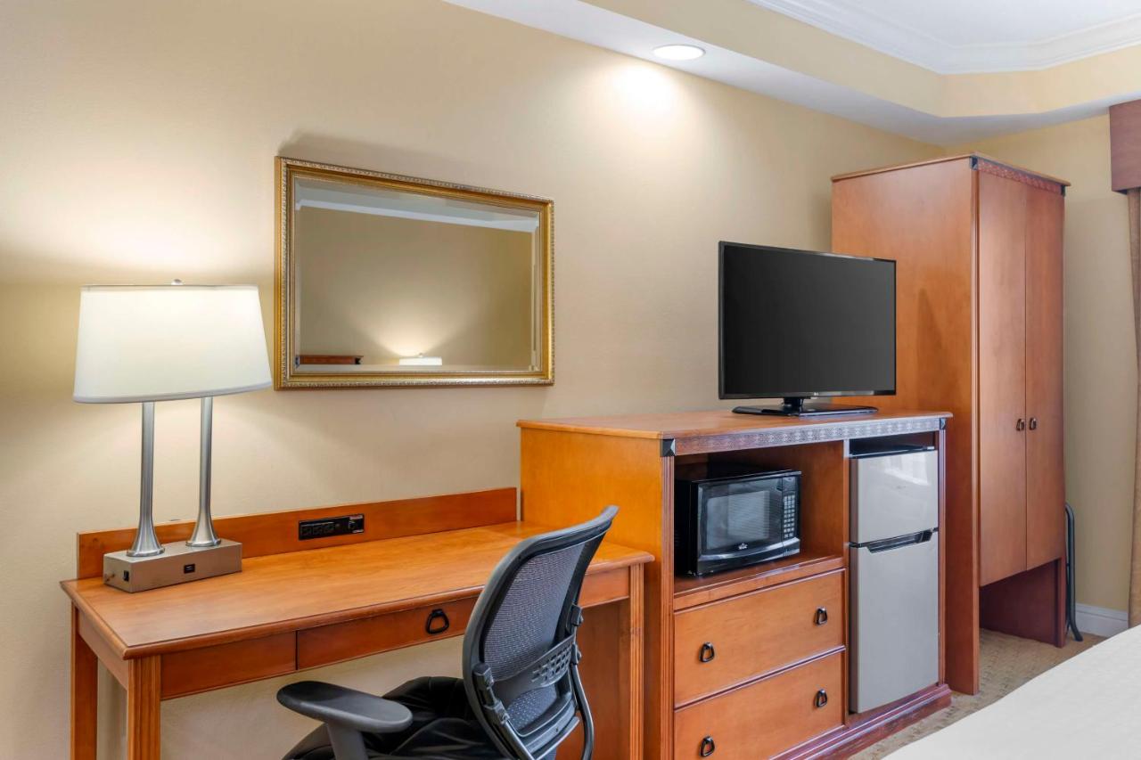 King Room with Roll-In Shower - Hearing Accessible at Best Western Plus Kingsland