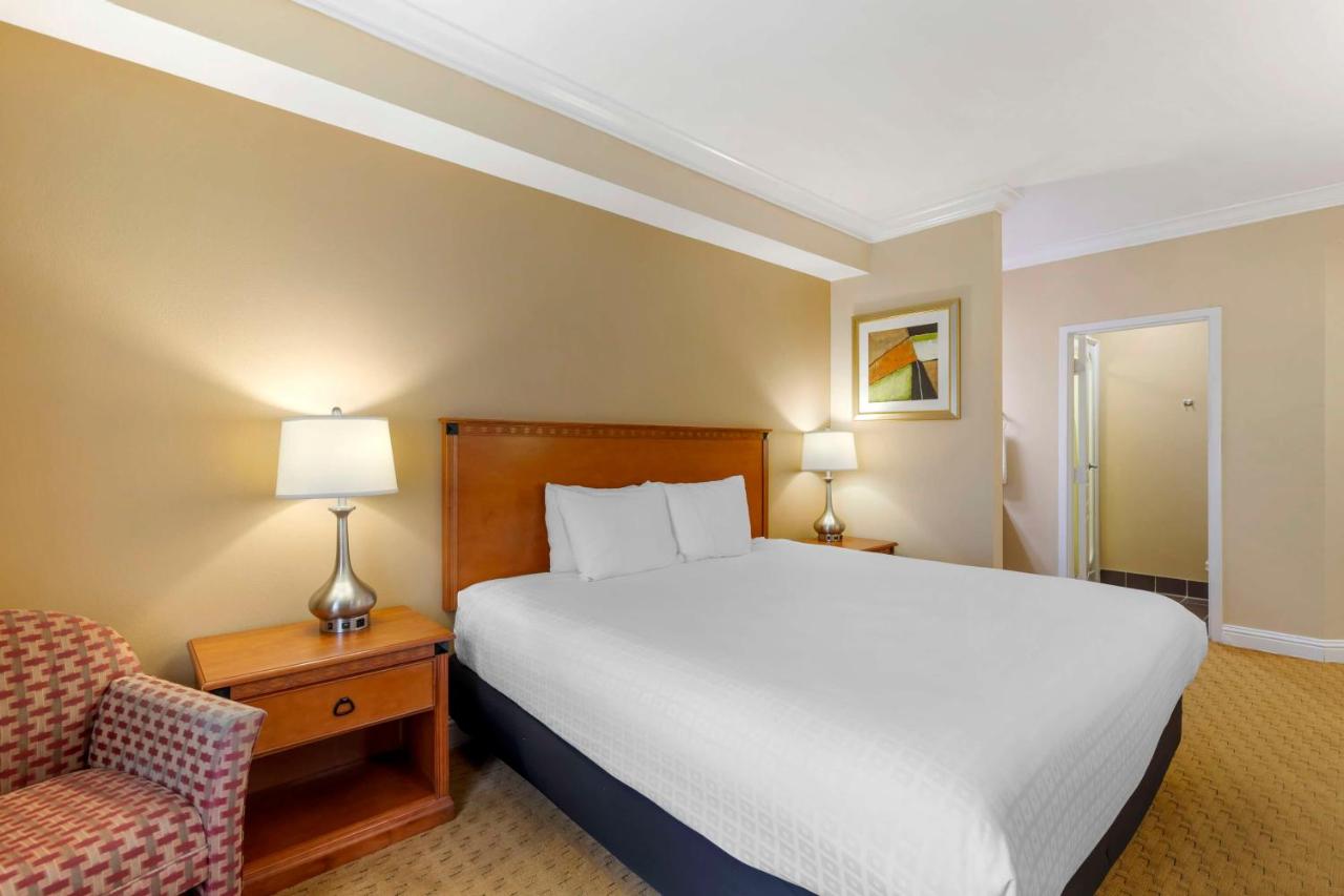 King Room with Roll-In Shower - Hearing Accessible at Best Western Plus Kingsland