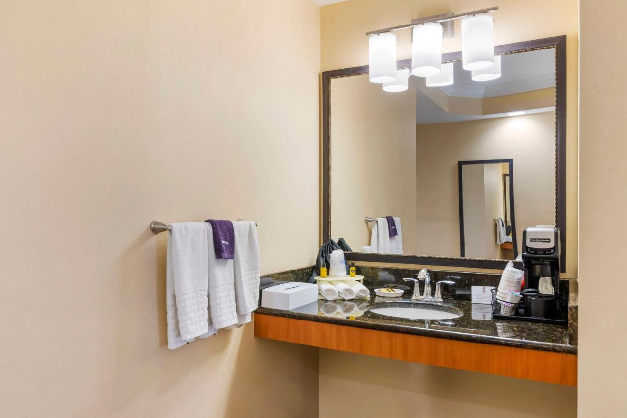 King Room with Roll-In Shower - Hearing Accessible at Best Western Plus Kingsland