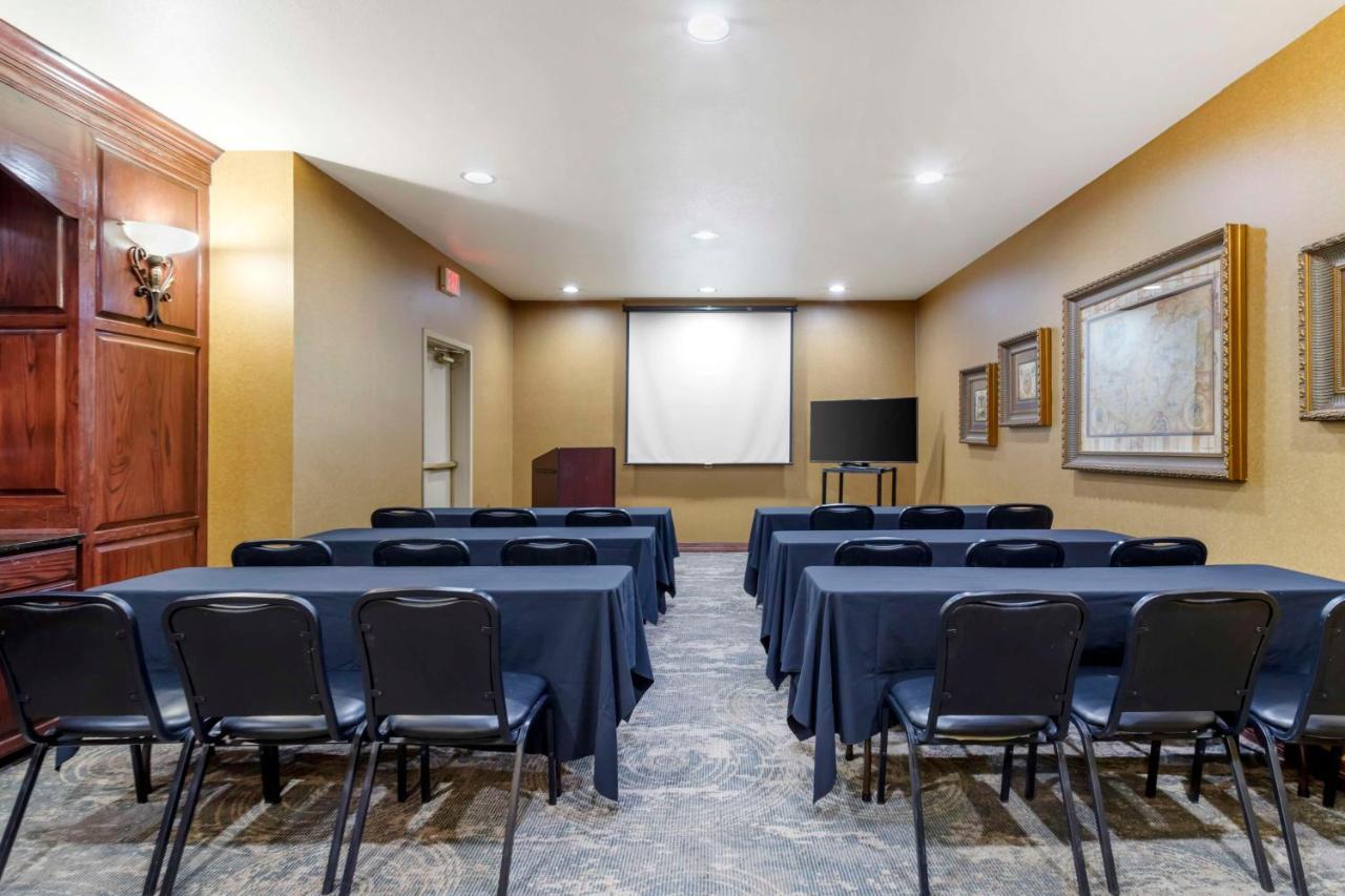 | Best Western Plus Crown Colony Inn & Suites