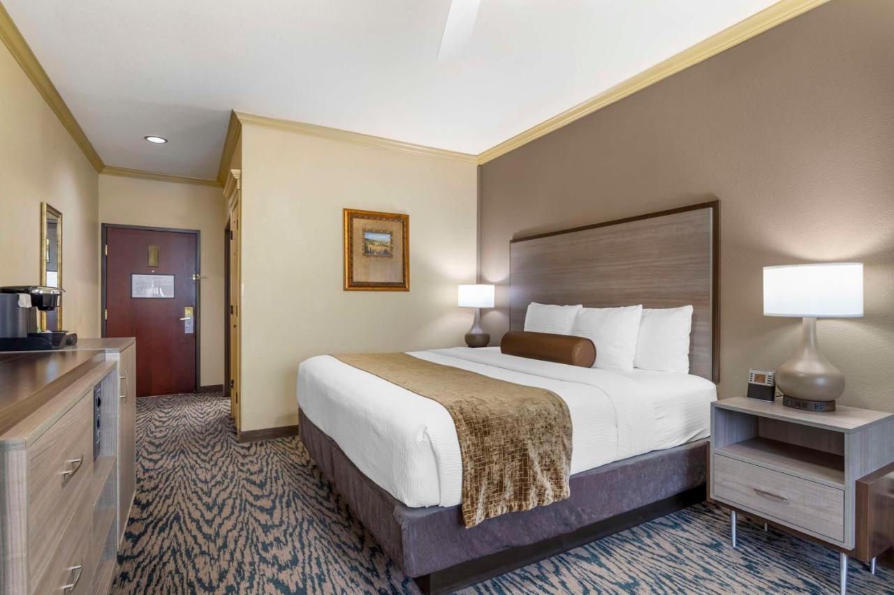 | Best Western Plus Crown Colony Inn & Suites