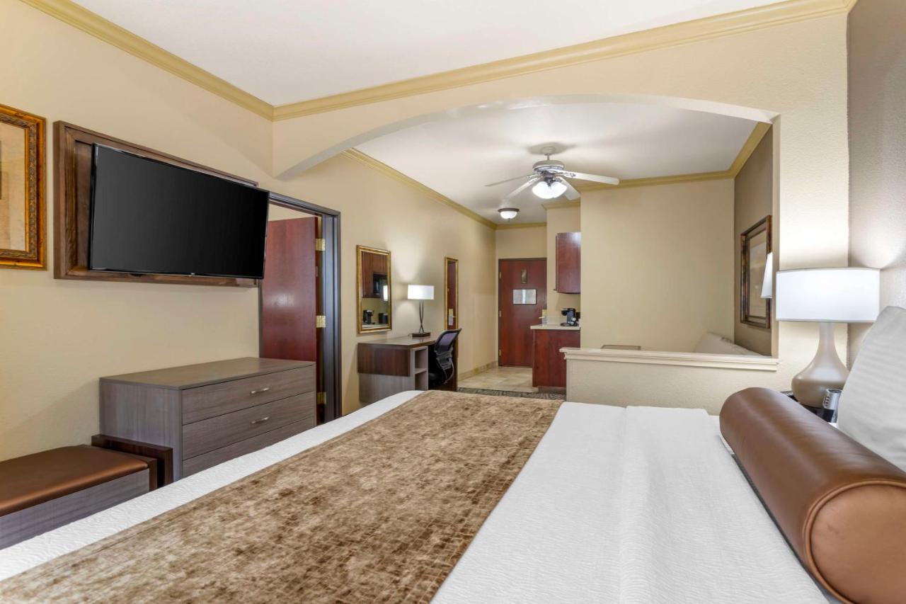 | Best Western Plus Crown Colony Inn & Suites