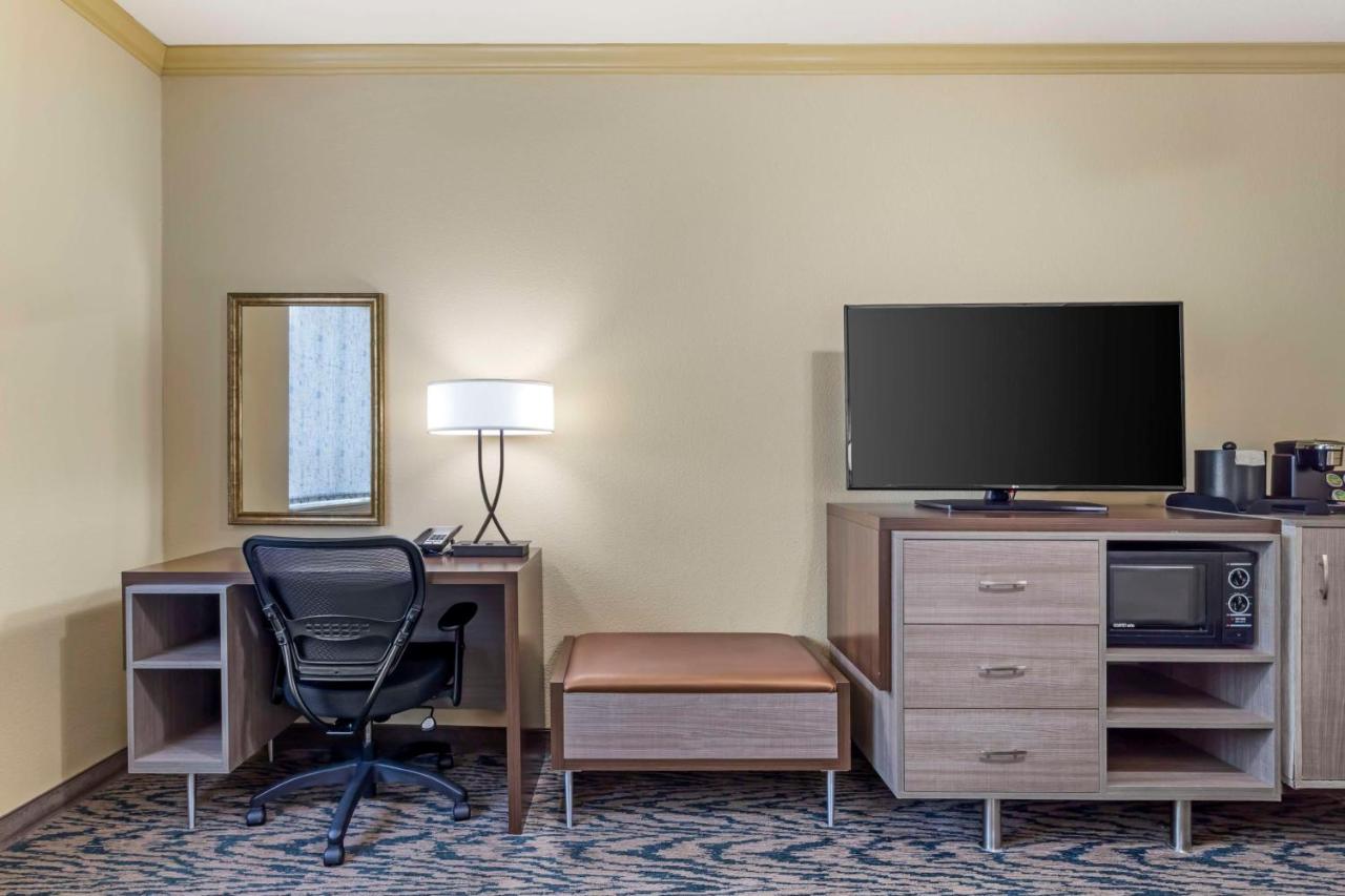 | Best Western Plus Crown Colony Inn & Suites