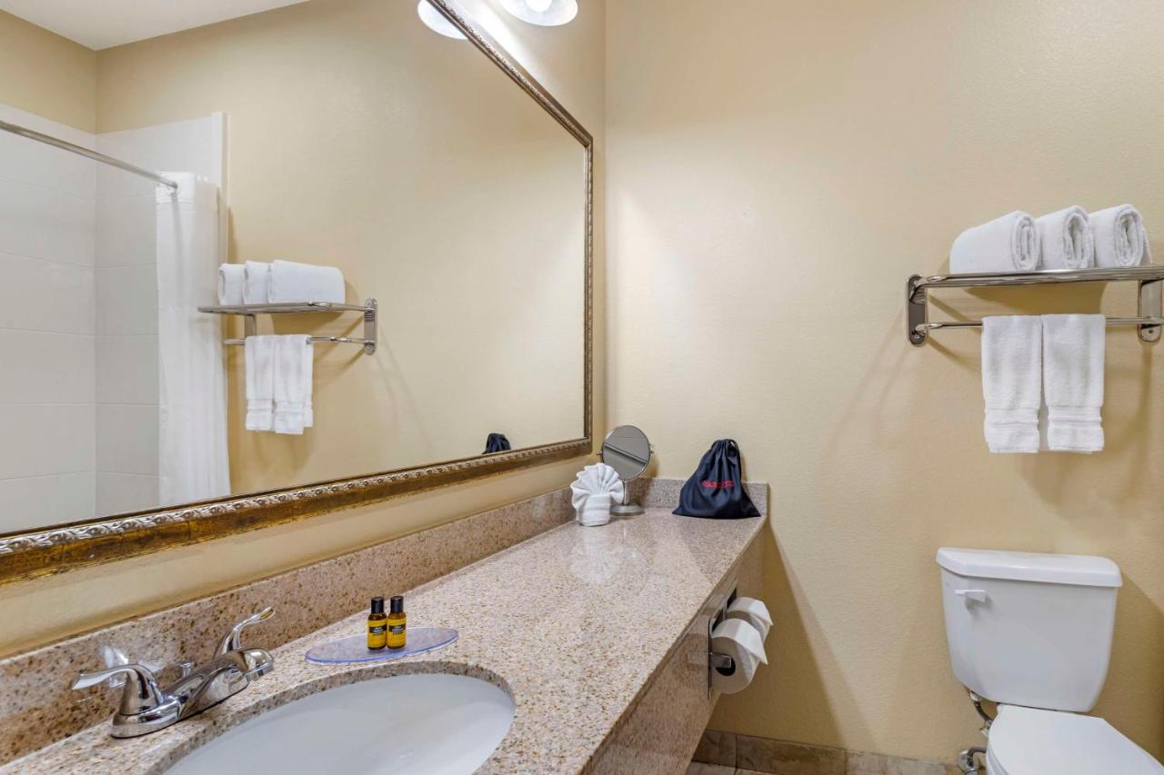 | Best Western Plus Crown Colony Inn & Suites