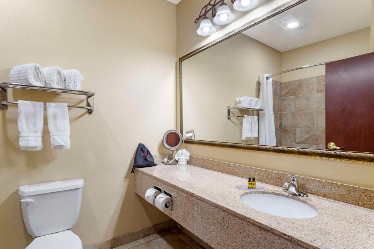 | Best Western Plus Crown Colony Inn & Suites