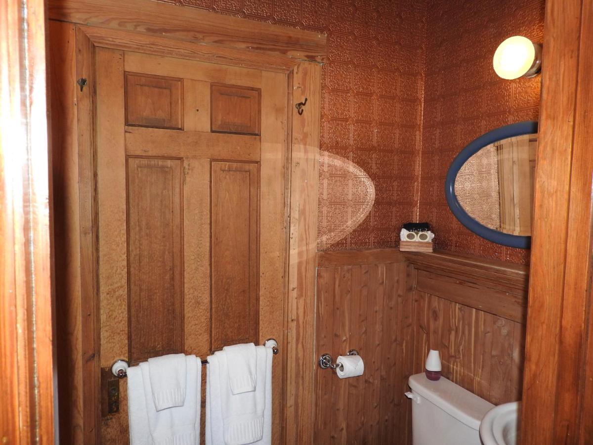| Champaign Garden Inn