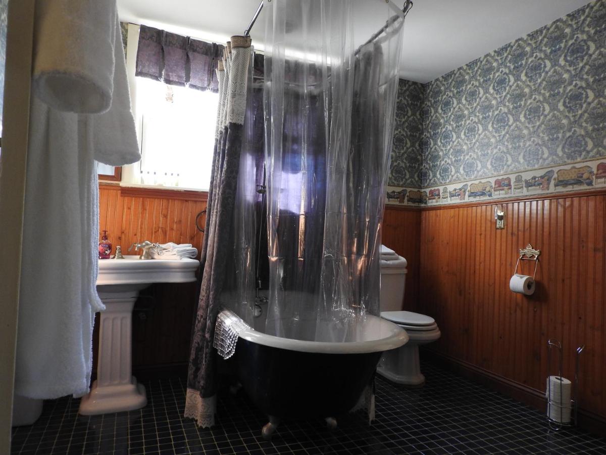 | Champaign Garden Inn