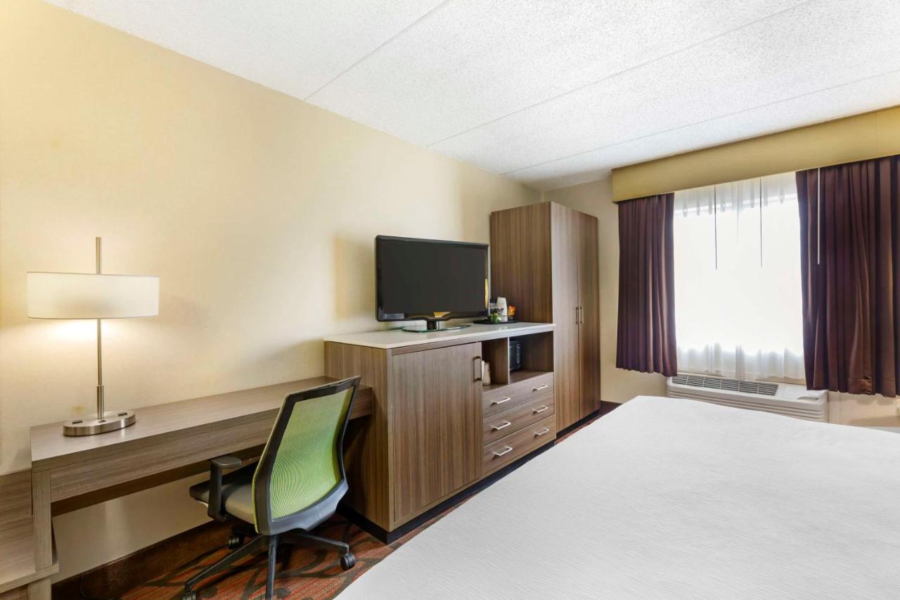 King Room with Roll In Shower - Non smoking at Best Western Rochester Marketplace Inn