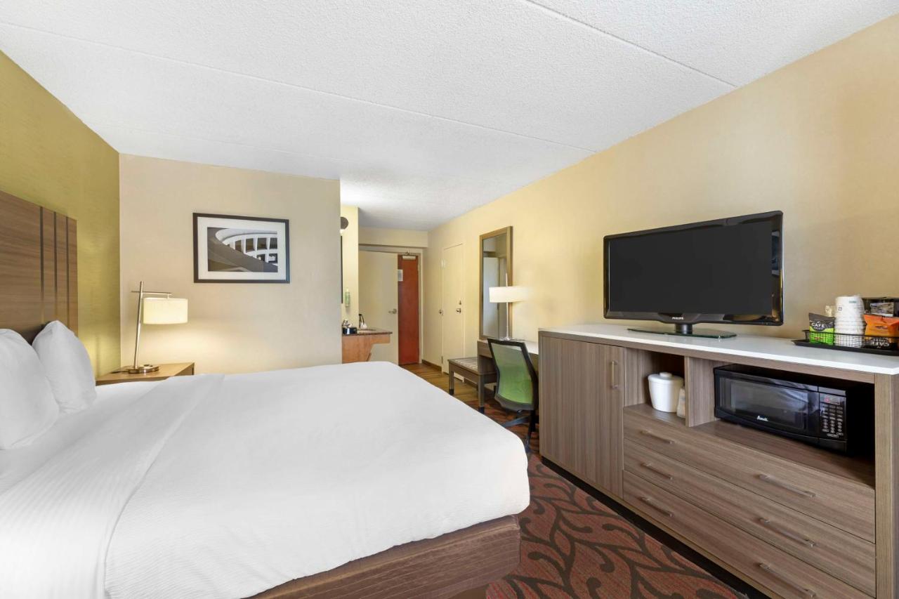 King Room with Roll In Shower - Non smoking at Best Western Rochester Marketplace Inn