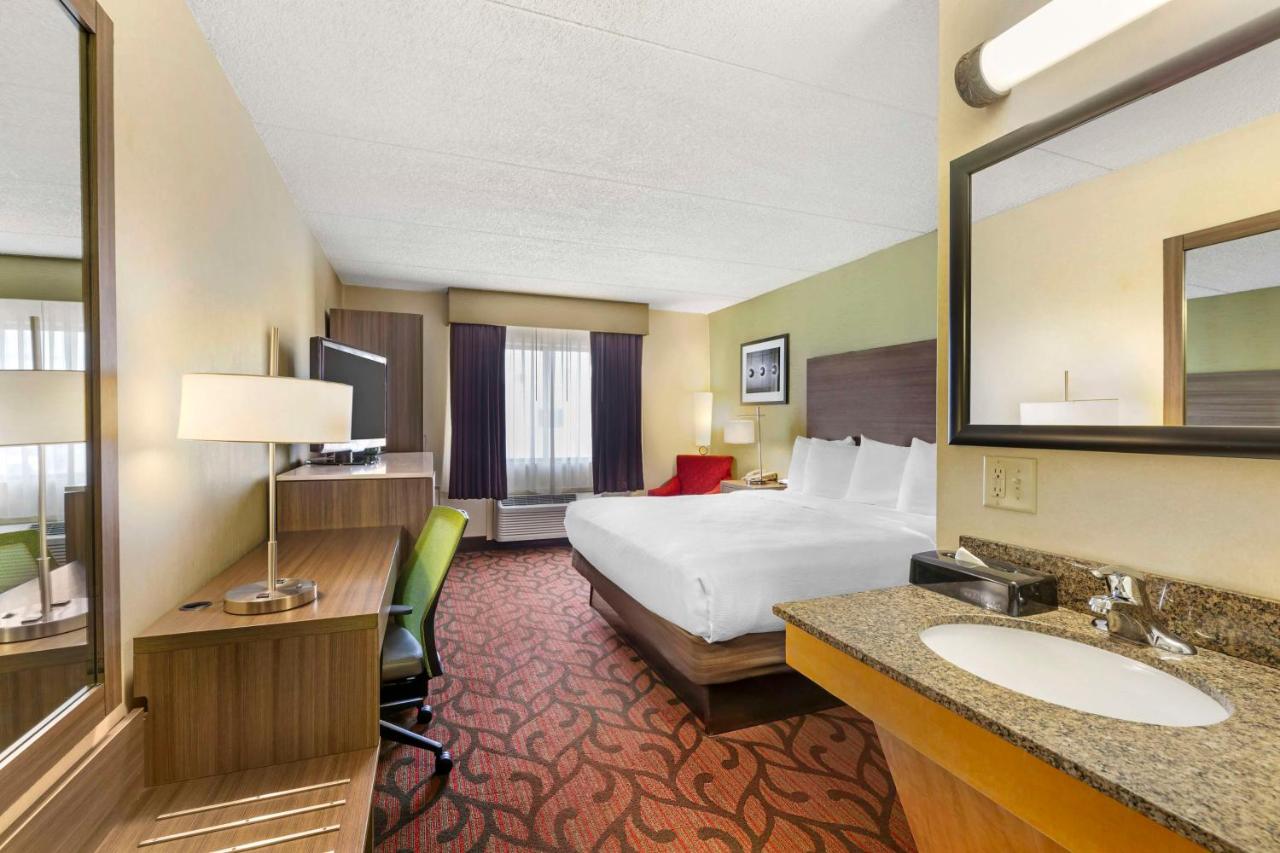 King Room with Roll In Shower - Non smoking at Best Western Rochester Marketplace Inn