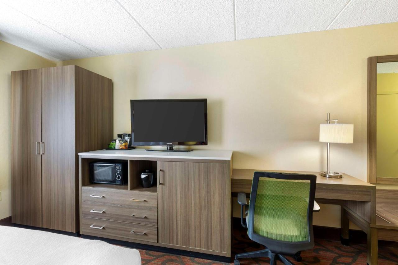 Queen Room with Two Queen Beds - Non-Smoking at Best Western Rochester Marketplace Inn