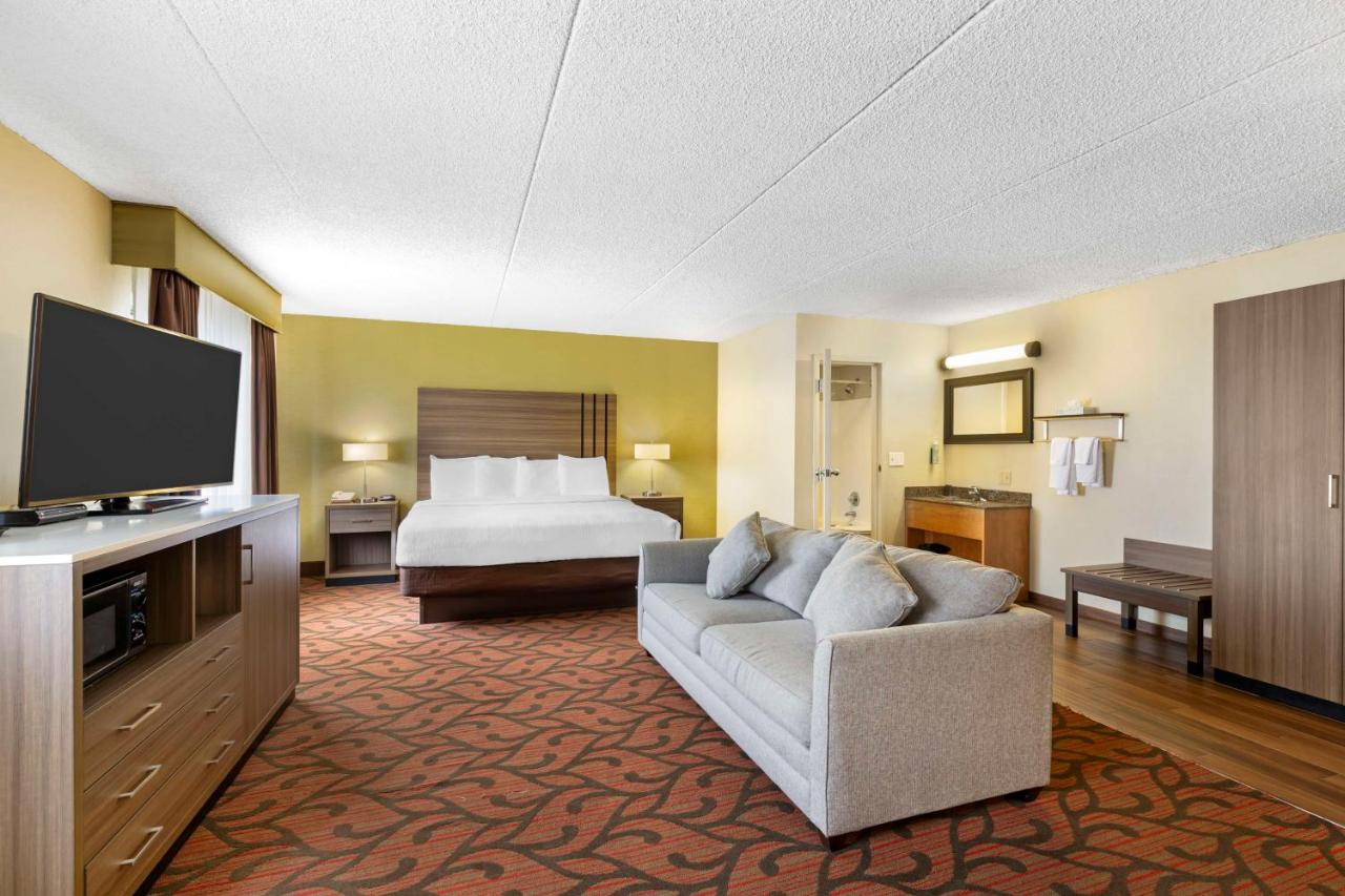 Large King Room - Non-Smoking at Best Western Rochester Marketplace Inn
