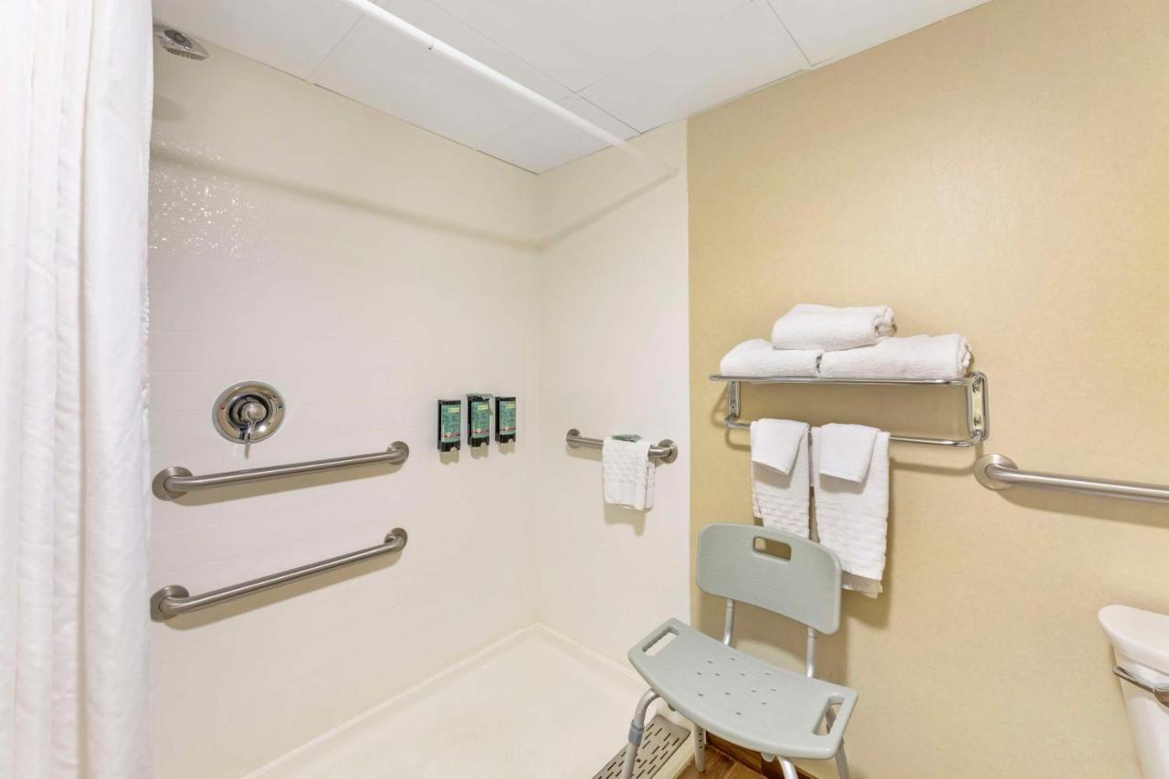 King Room with Roll In Shower - Non smoking at Best Western Rochester Marketplace Inn