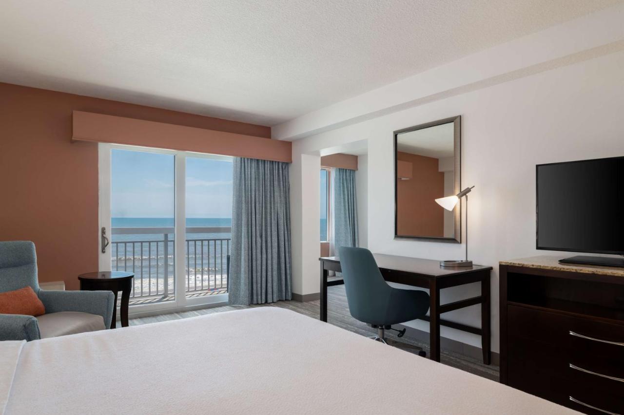 Deluxe King Room with Extra Bed - Balcony with Ocean-Front View at Hilton Garden Inn Daytona Beach Oceanfront