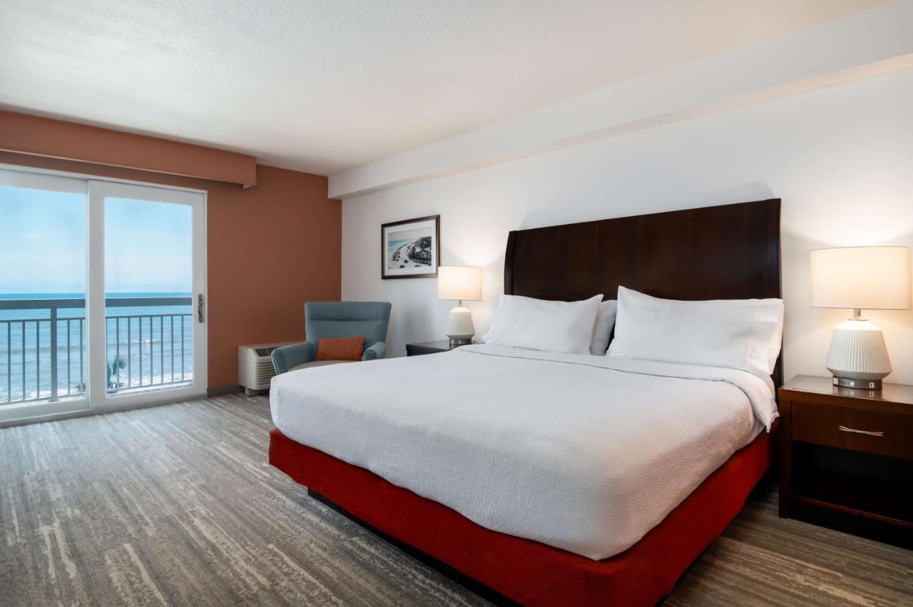 King Room Oceanfront with Balcony - Moblity/Hearing Accessible at Hilton Garden Inn Daytona Beach Oceanfront