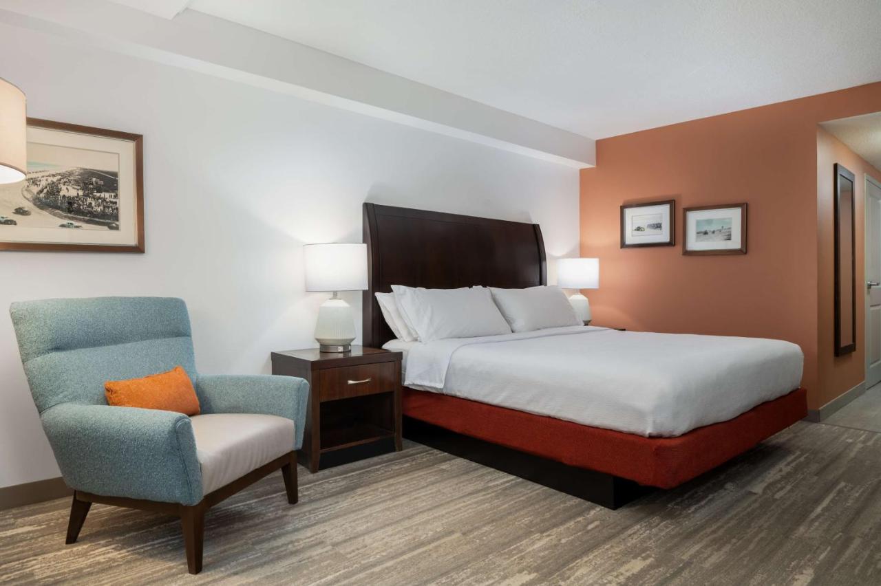Deluxe King Room with Extra Bed - Balcony with Ocean-Front View at Hilton Garden Inn Daytona Beach Oceanfront