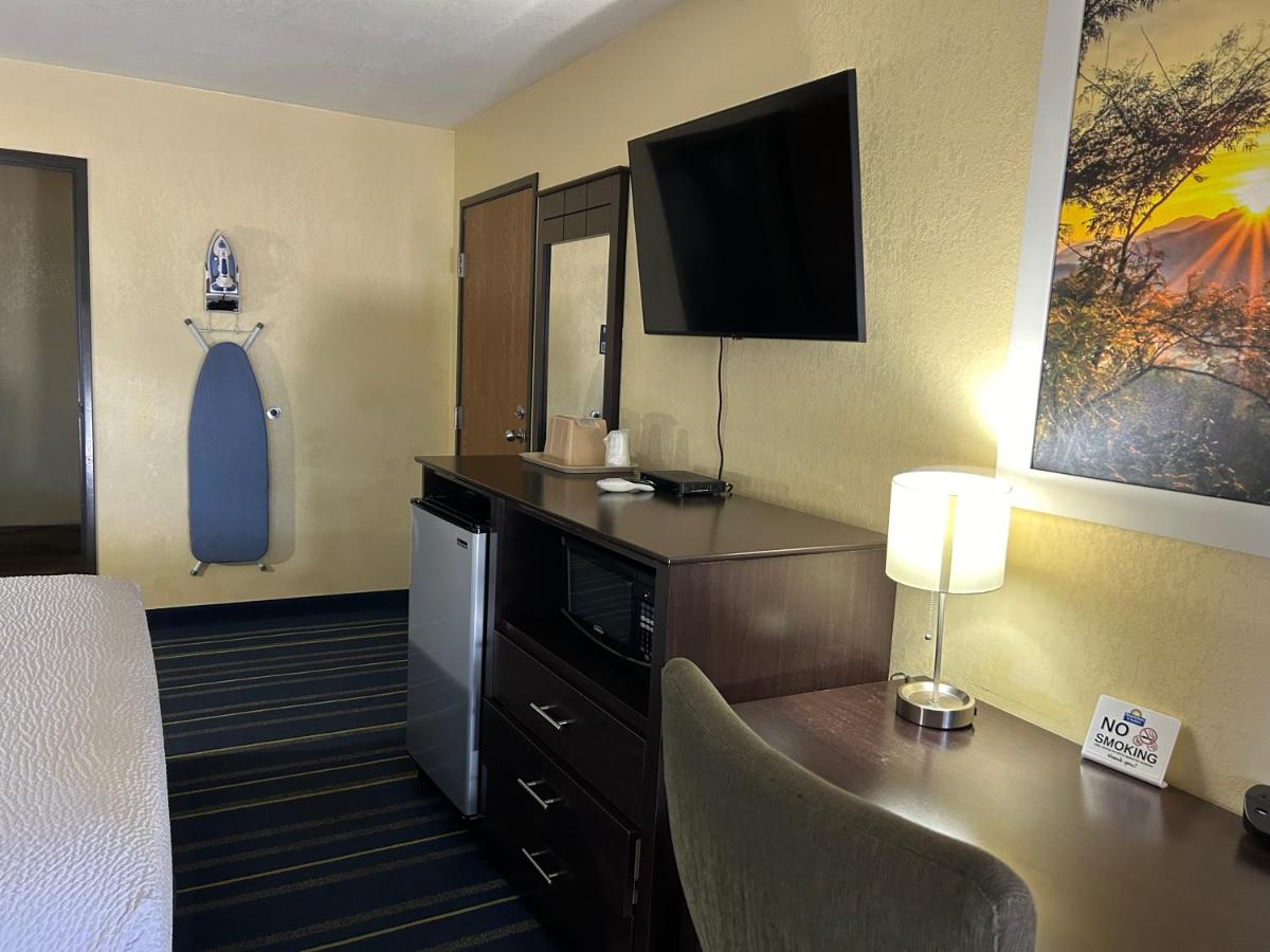 One-Bedroom Queen Suite - Non-Smoking at Days Inn by Wyndham Holbrook
