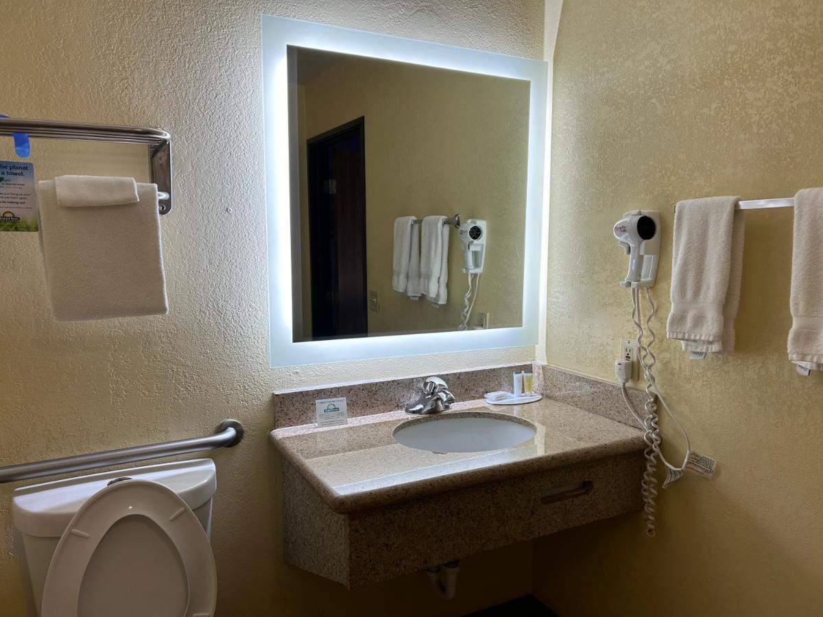 King Room - Disability Access/Non-Smoking at Days Inn by Wyndham Holbrook
