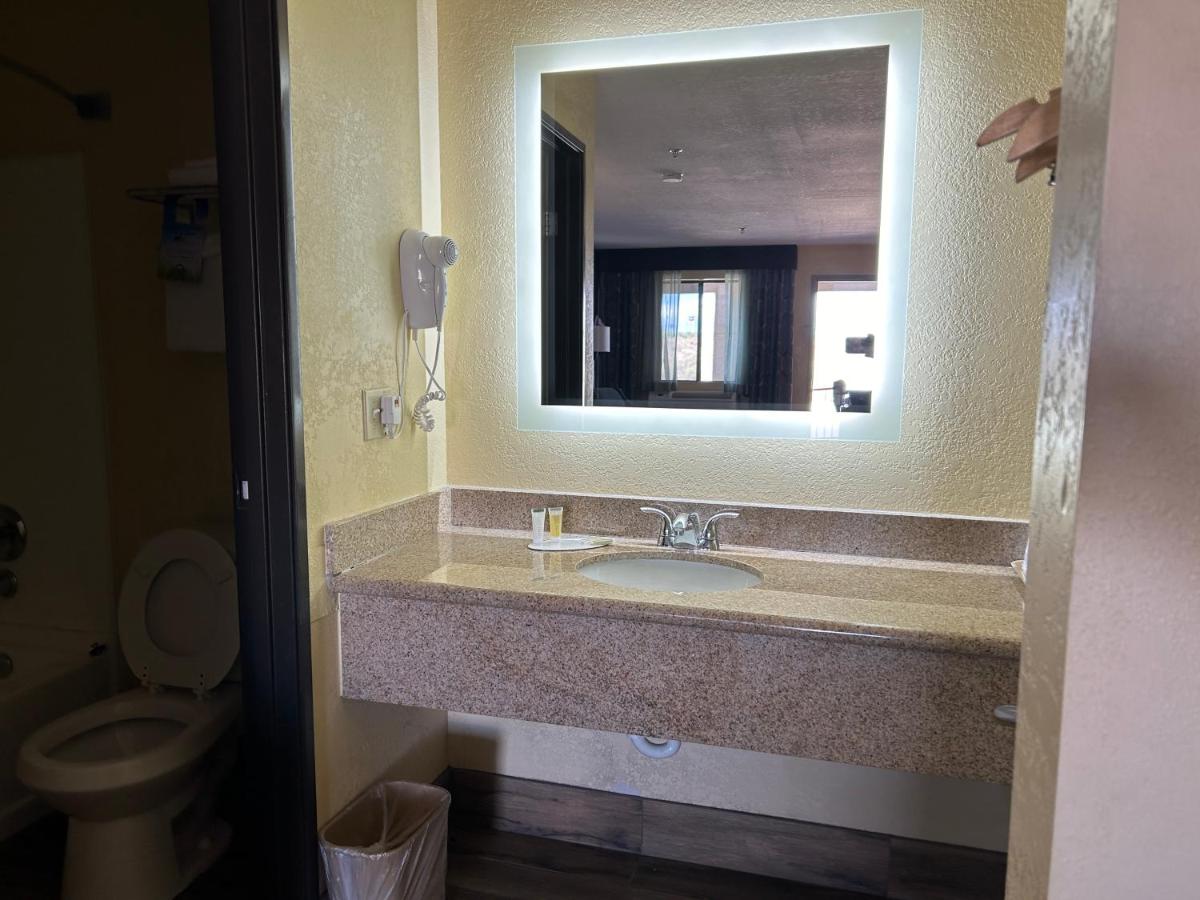 One-Bedroom Queen Suite - Non-Smoking at Days Inn by Wyndham Holbrook