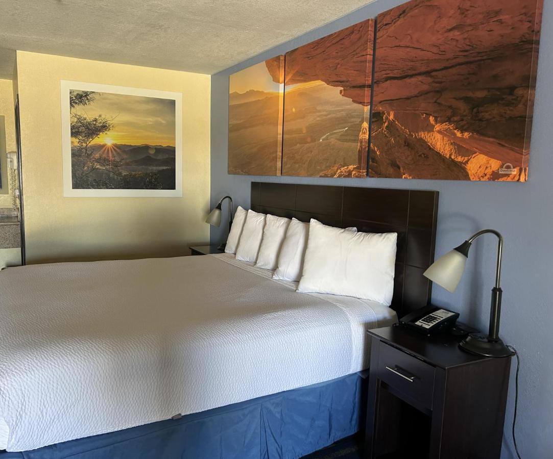 King Room - Non-Smoking at Days Inn by Wyndham Holbrook