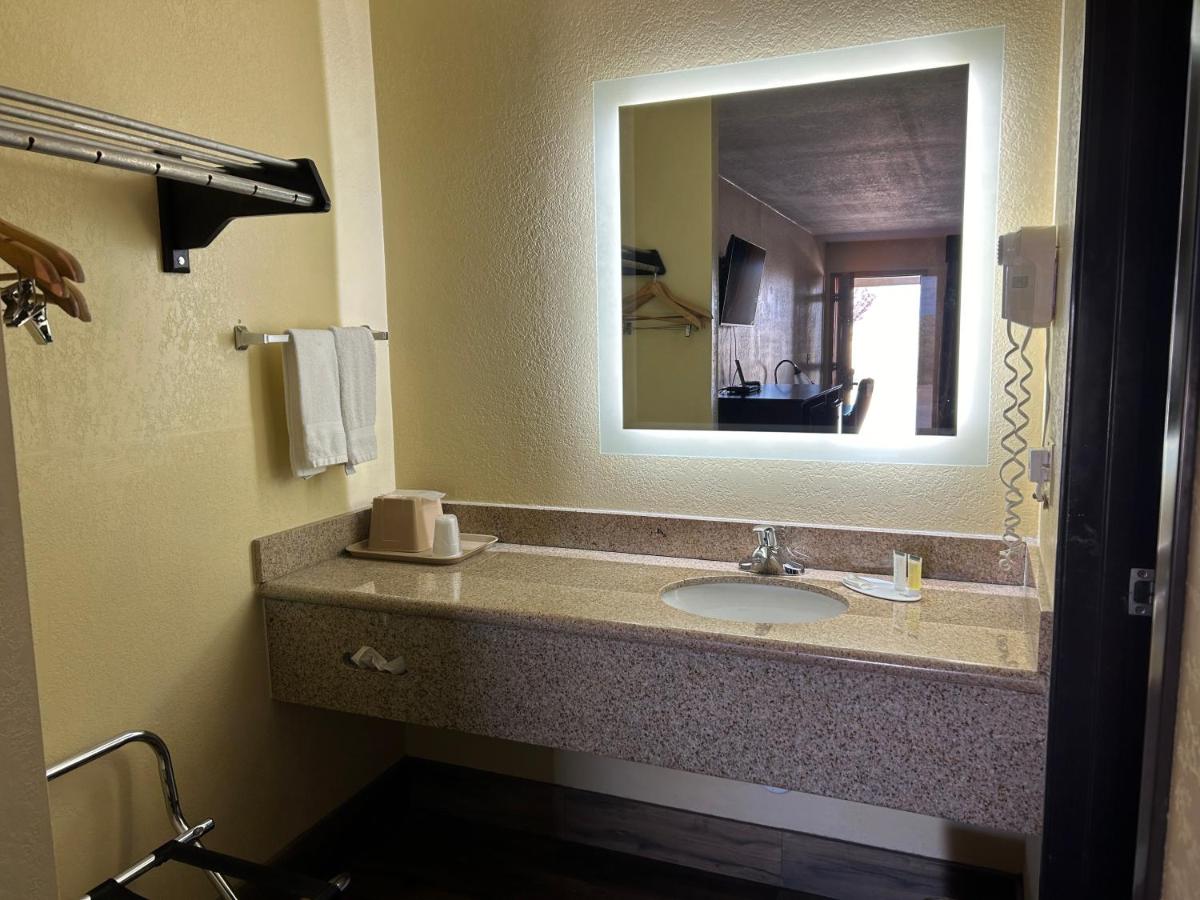 King Room - Non-Smoking at Days Inn by Wyndham Holbrook