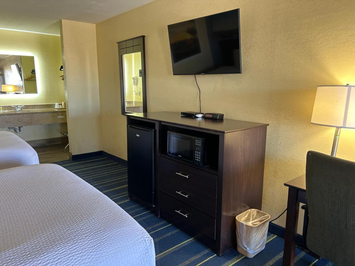 Queen Room with Two Queen Beds - Non-Smoking at Days Inn by Wyndham Holbrook