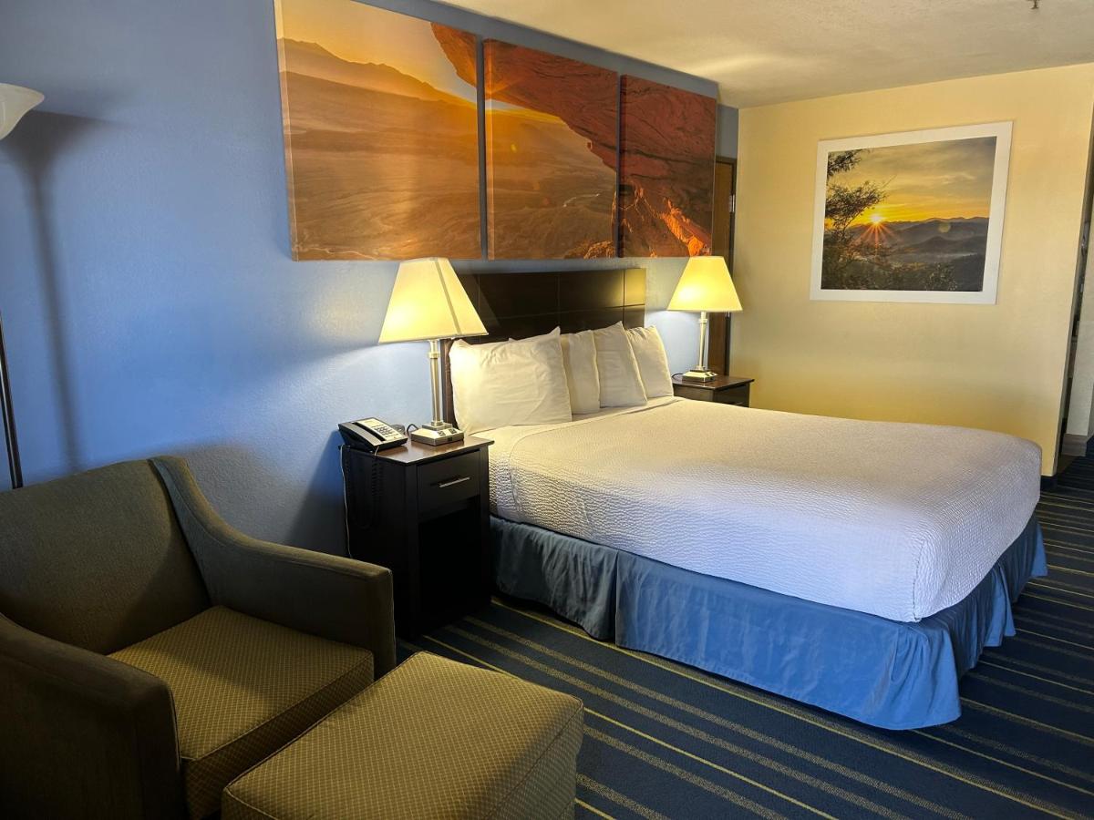 Queen Room - Non-Smoking at Days Inn by Wyndham Holbrook
