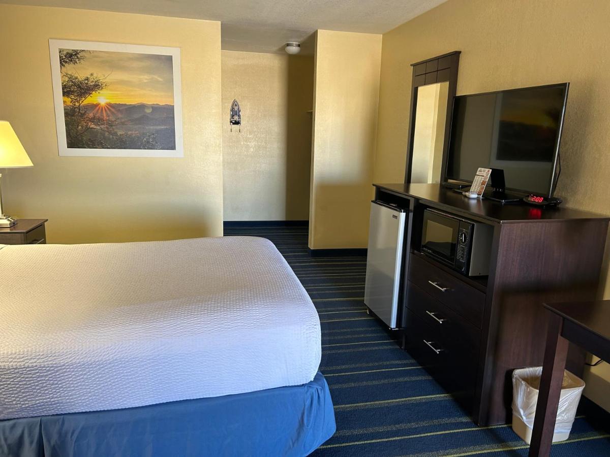 Queen Room - Non-Smoking at Days Inn by Wyndham Holbrook