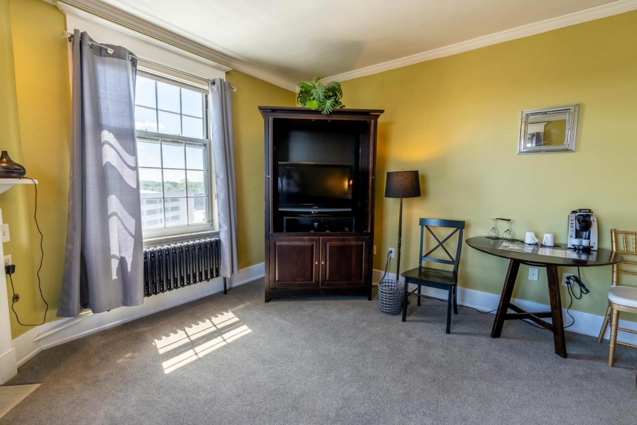 Deluxe Room at Inn on Broadway