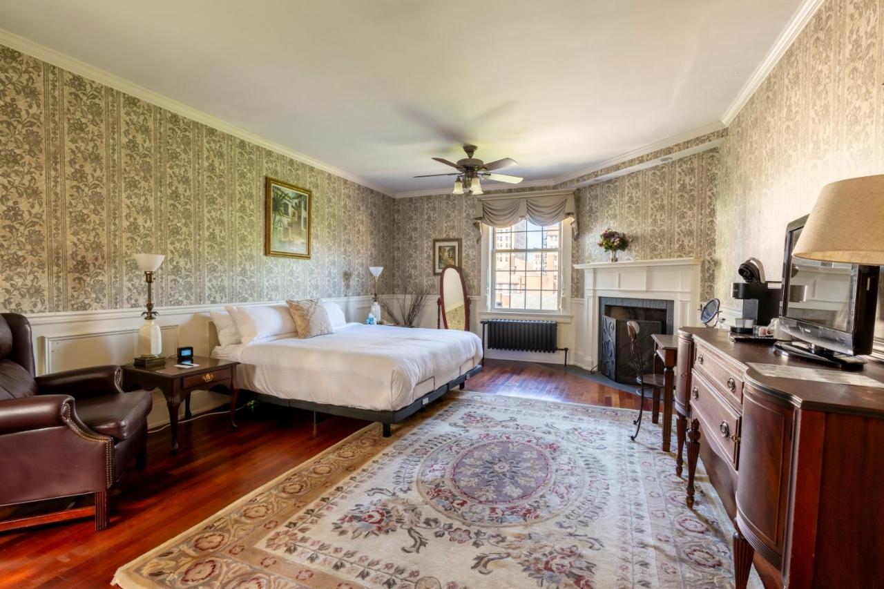 Luxury Room at Inn on Broadway
