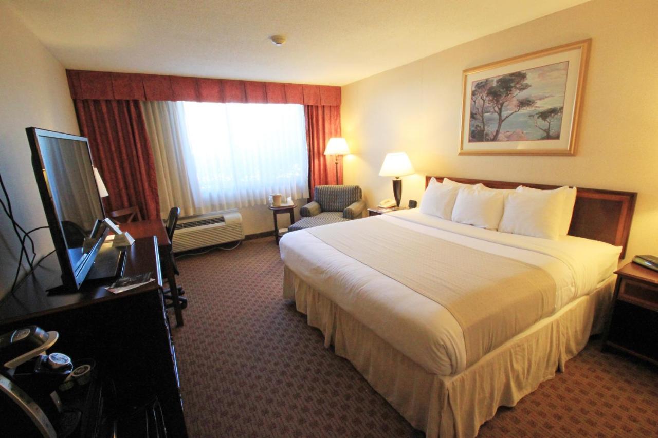 Superior King Room at Fireside Inn & Suites Portland