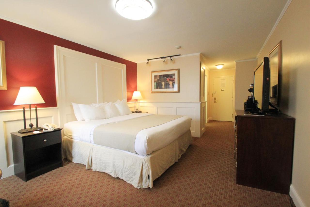 Superior King Room at Fireside Inn & Suites Portland
