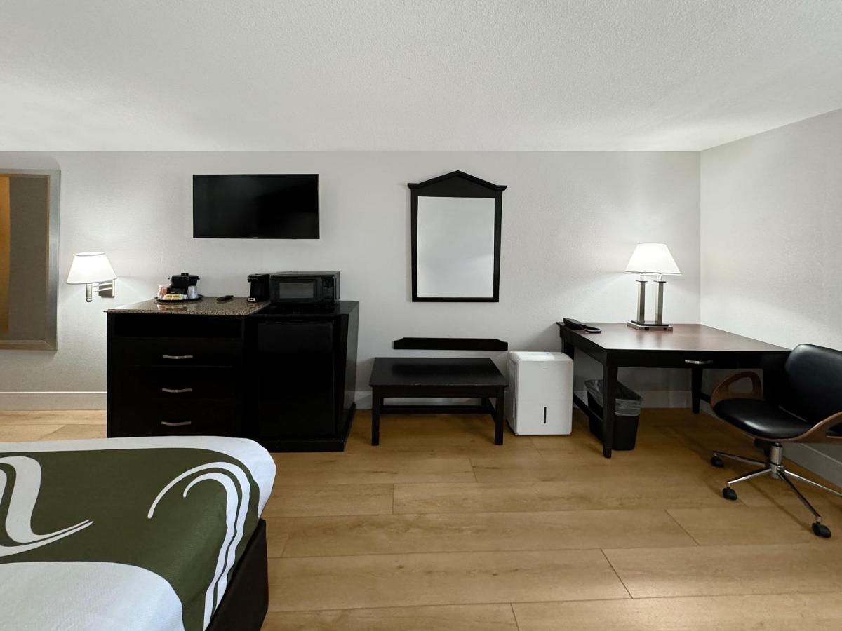 Standard King Room with Tub - Accessible/Non-Smoking at Quality Inn Fort Wayne