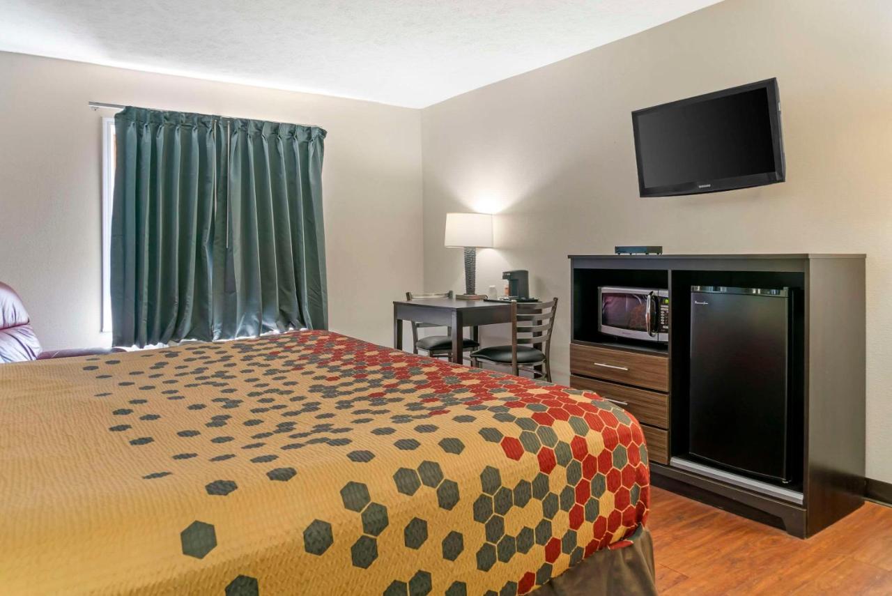 | Econo Lodge Traverse City