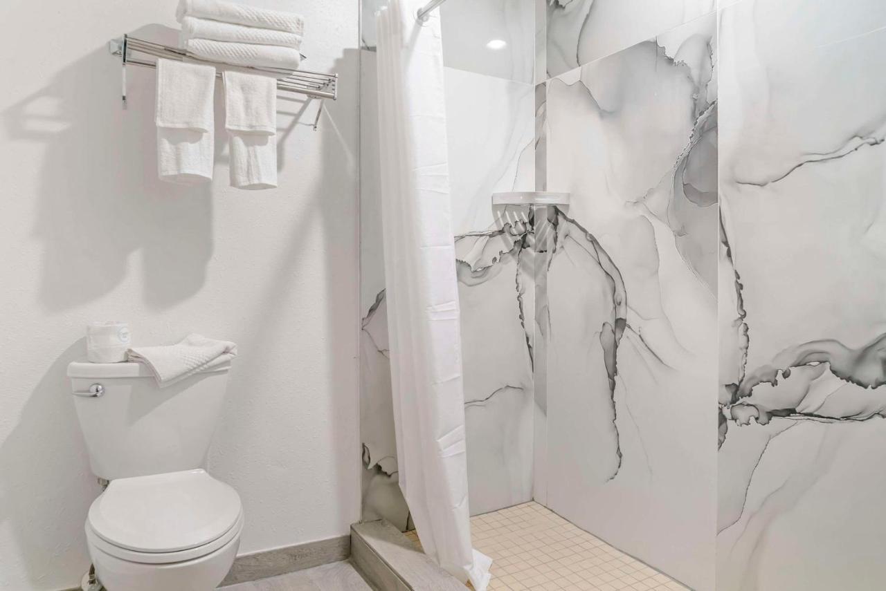 | Econo Lodge Traverse City