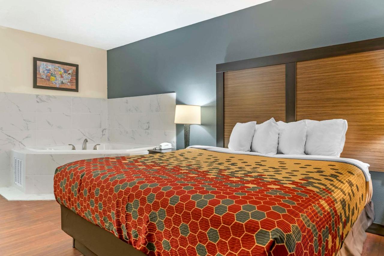 | Econo Lodge Traverse City