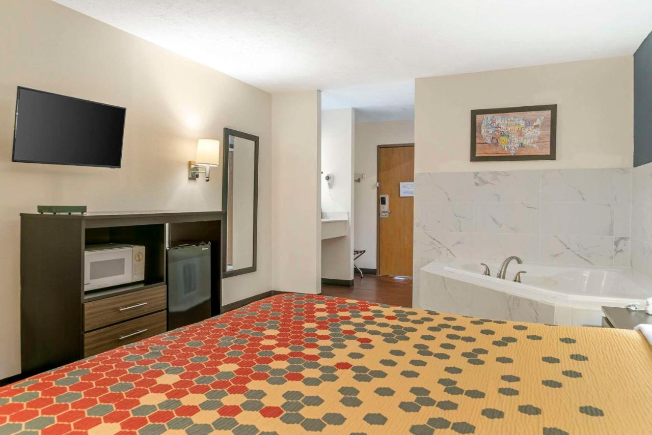 | Econo Lodge Traverse City