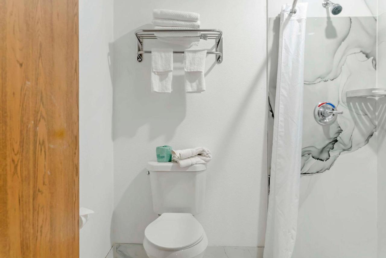 | Econo Lodge Traverse City